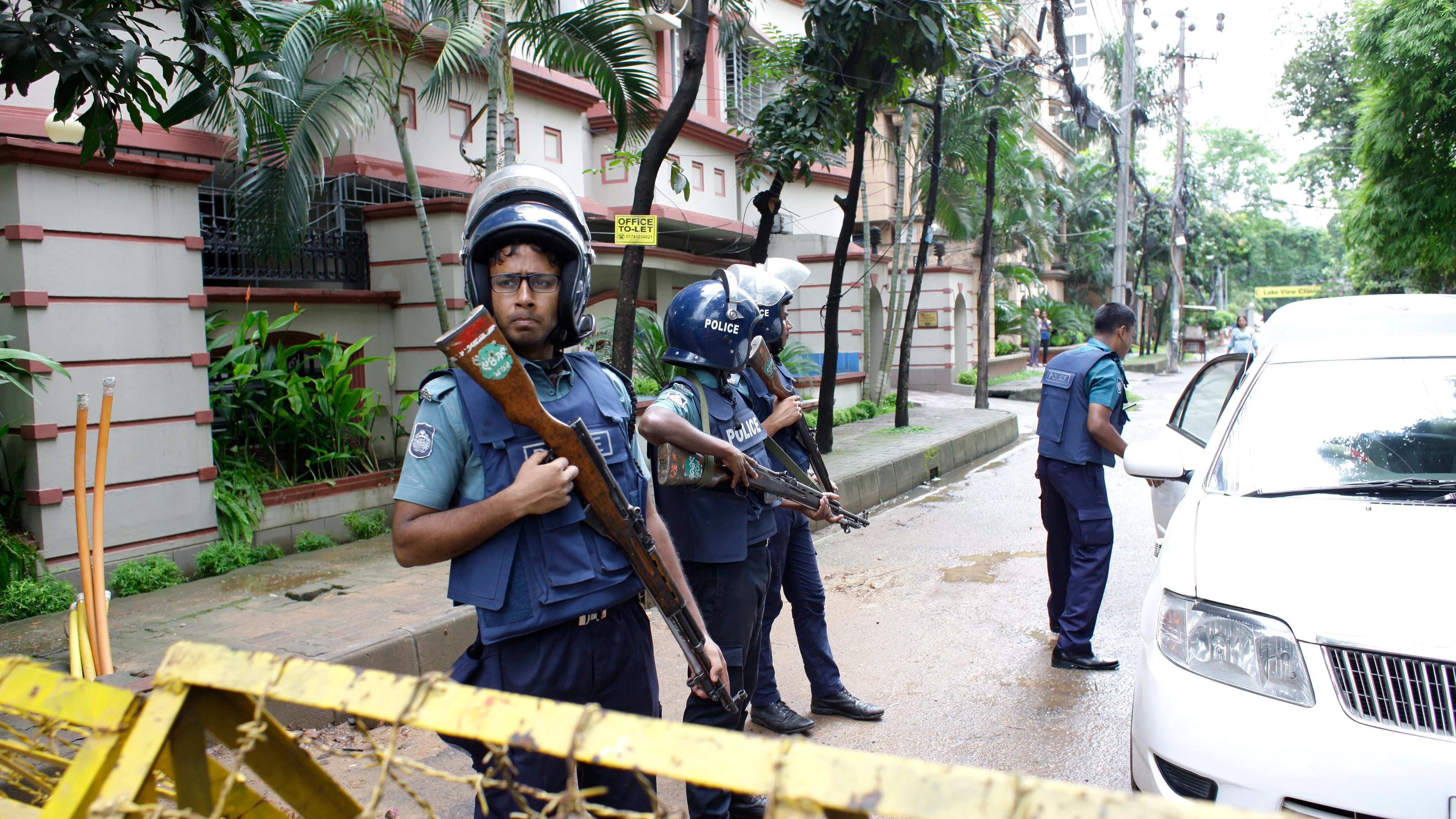 La Policía investigaba a cinco de los siete terroristas del ataque en Bangladesh