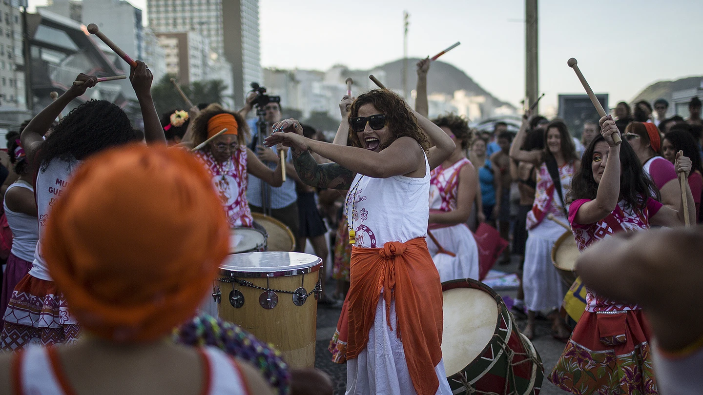 La 'Marcha de las Putas' de Brasil reúne a un centenar de feministas contra el machismo La 'Marcha de las Putas' de Brasil reúne a un centenar de feministas contra el machismo