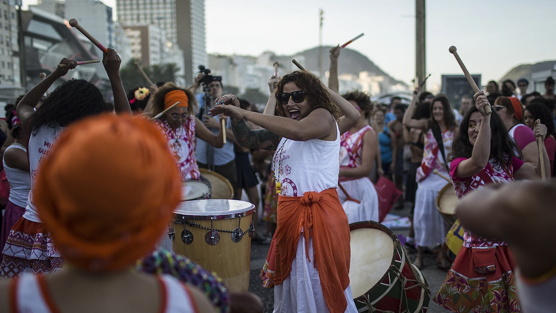 La 'Marcha de las Putas' de Brasil reúne a un centenar de feministas contra el machismo