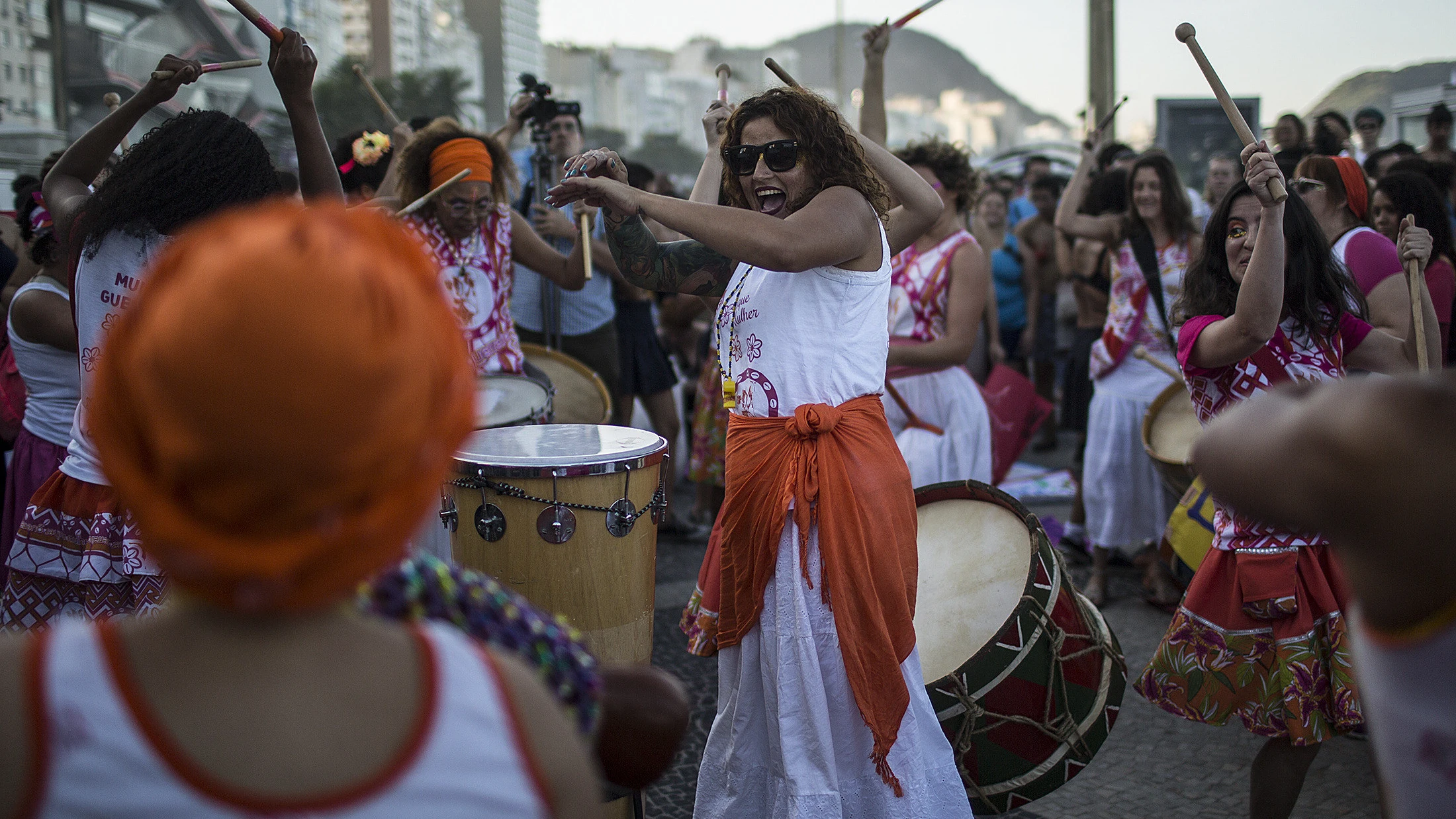 La 'Marcha de las Putas' de Brasil reúne a un centenar de feministas contra el machismo