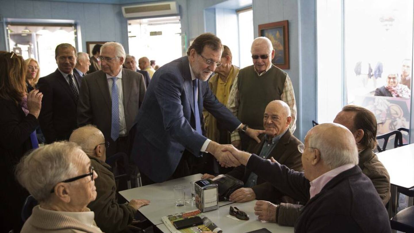 Rajoy saluda a unos ancianos durante un acto de campa&ntilde;a