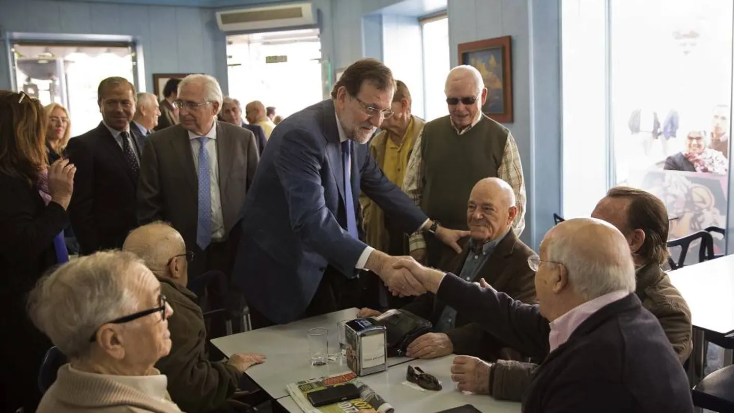 Rajoy saluda a unos ancianos durante un acto de campaña Rajoy saluda a unos ancianos durante un acto de campaña