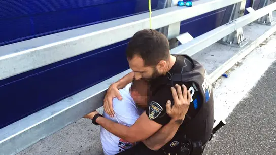 Un policía abraza a un joven que pretendía tirarse por un puente Un policía abraza a un joven que pretendía tirarse por un puente