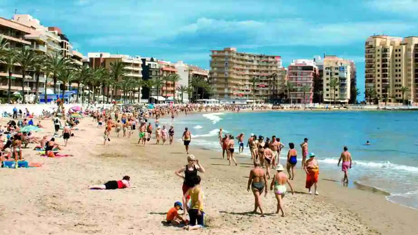 Imagen de archivo de la playa El Cura, en Torrevieja (Alicante) Imagen de archivo de la playa El Cura, en Torrevieja (Alicante)