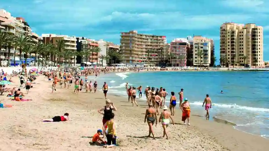 Imagen de archivo de la playa El Cura, en Torrevieja (Alicante)