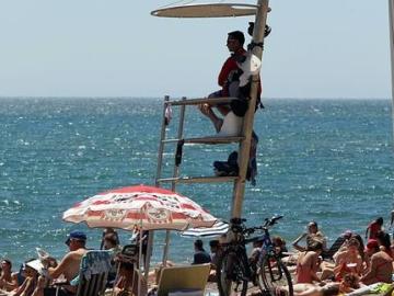 Un socorrista vigila en una playa Un socorrista vigila en una playa