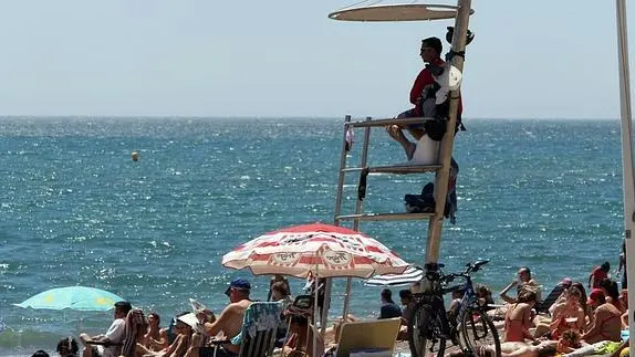 Un socorrista vigila en una playa