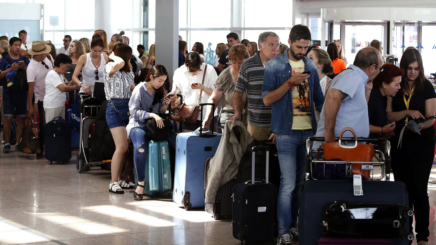 Pasajeros en el aeropuerto. Pasajeros en el aeropuerto.