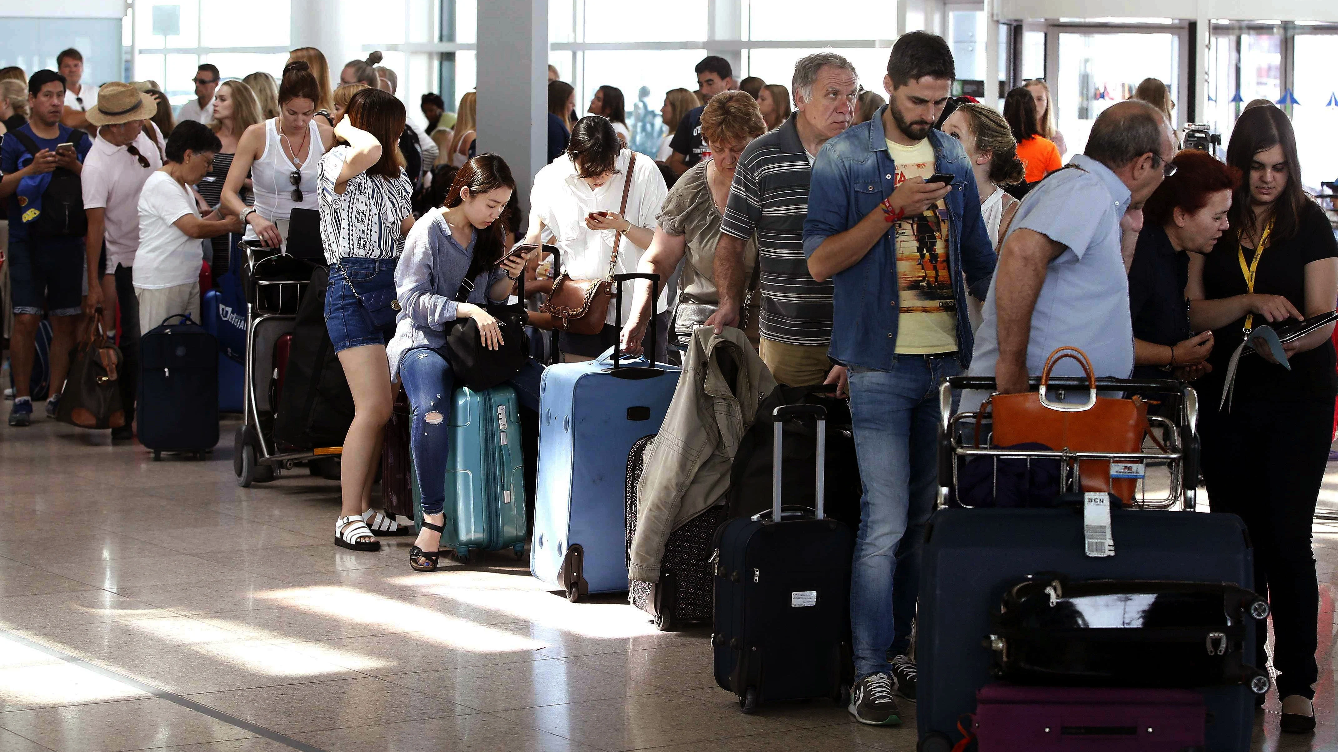 Pasajeros en el aeropuerto. 