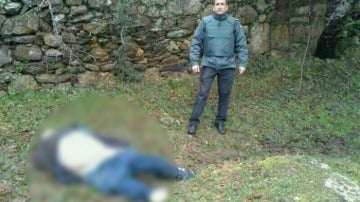 Un guardia civil se fotografía con un cadáver