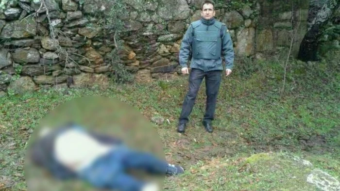 Un guardia civil se fotografía con un cadáver