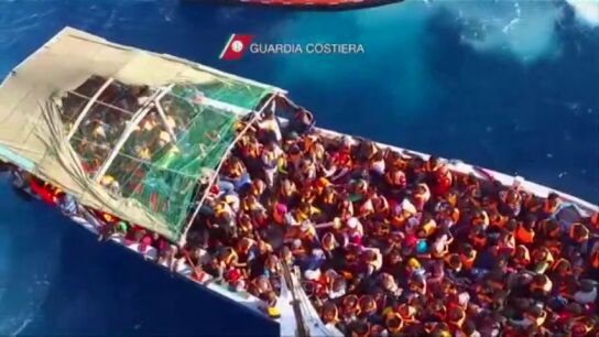 Frame 8.21939 de: Rescatan a 4.500 inmigrantes en 30 operaciones en el Mediterr&aacute;neo