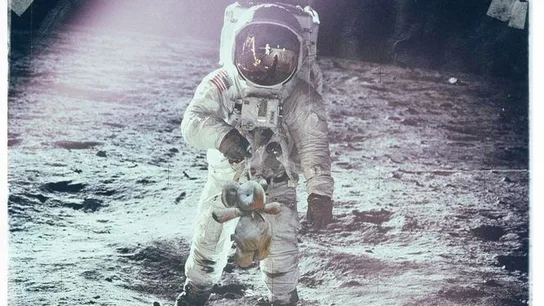 El peluche de 'paseo' por el espacio El peluche de 'paseo' por el espacio