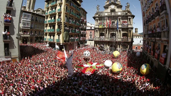 Comienzan las fiestas de San Fermín (06-07-2016) Miles de personas festejan con sus pañuelos alzados el inicio de las fiestas de San Fermín 2016 tras el lanzamiento del tradicional chupinazo"