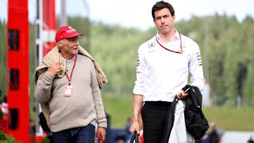 Toto Wolff camina por el paddock del GP de Austria junto a Niki Lauda