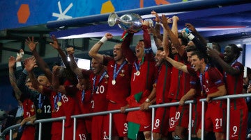 Cristiano levanta el trofeo de la Eurocopa en Saint-Denis