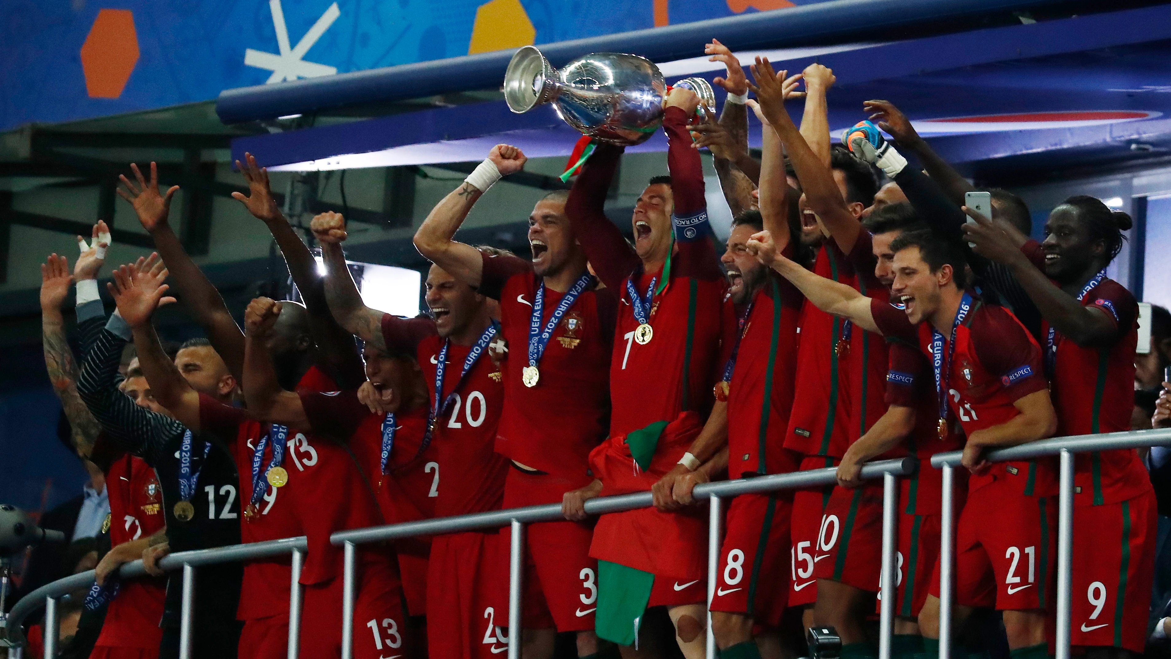 Cristiano levanta el trofeo de la Eurocopa en Saint-Denis