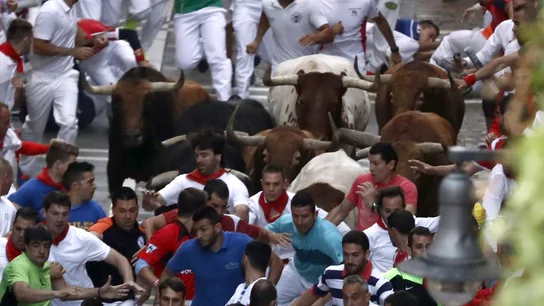 5º encierro | San Fermín 2016 El hermanamiento de los toros, su velocidad y la menor presencia de corredores, tras los multitudinarios encierros del fin de semana, han propiciado bonitas carreras en las que los corredores han podido acercarse a las astas sin que al parecer ninguno haya resultado corneado