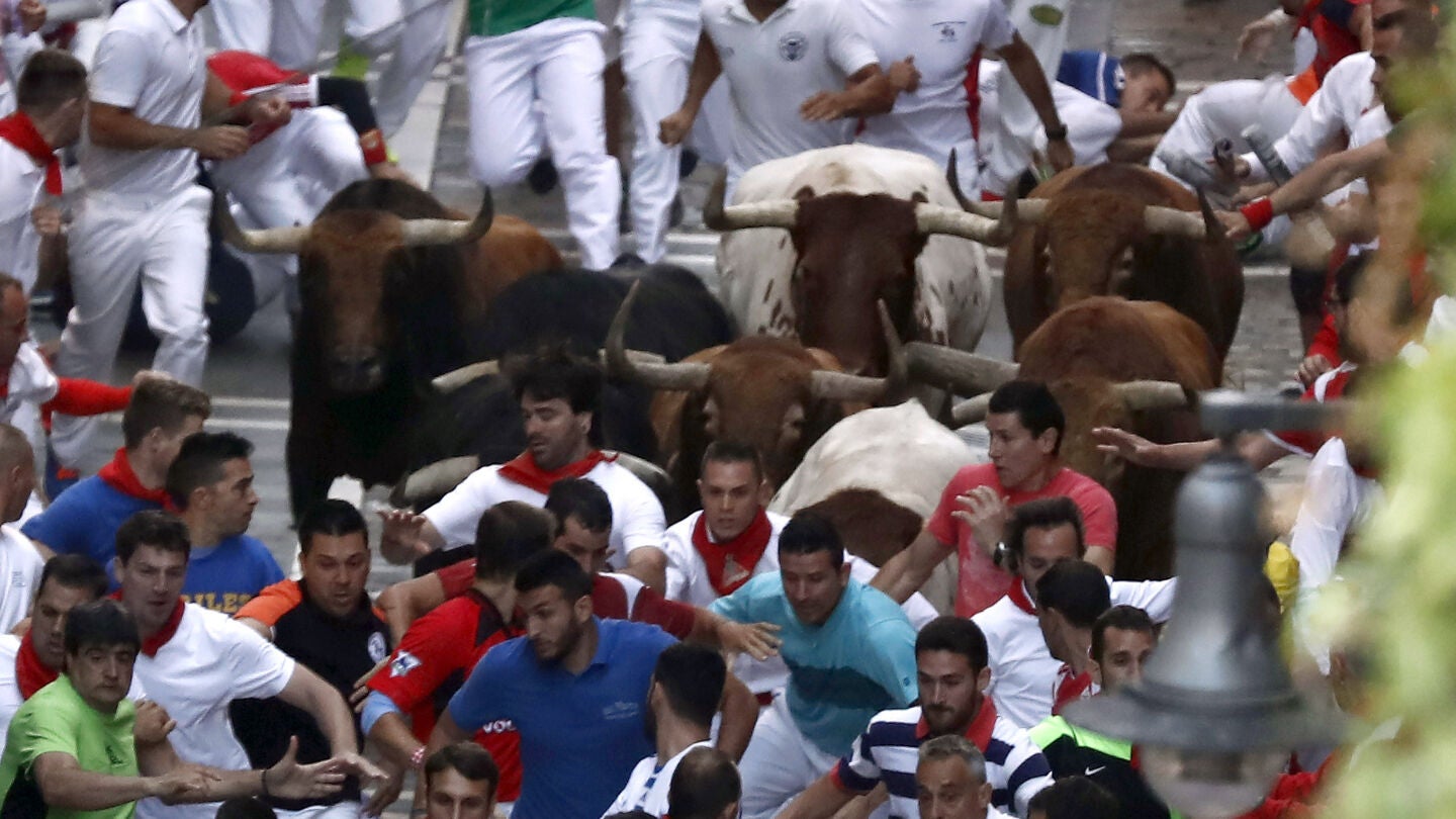 El hermanamiento de los toros, su velocidad y la menor presencia de corredores, tras los multitudinarios encierros del fin de semana, han propiciado bonitas carreras en las que los corredores han podido acercarse a las astas sin que al parecer ninguno haya resultado corneado