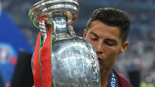 Cristiano Ronaldo celebra el triunfo de Portugal en la Eurocopa Cristiano Ronaldo celebra el triunfo de Portugal en la Eurocopa