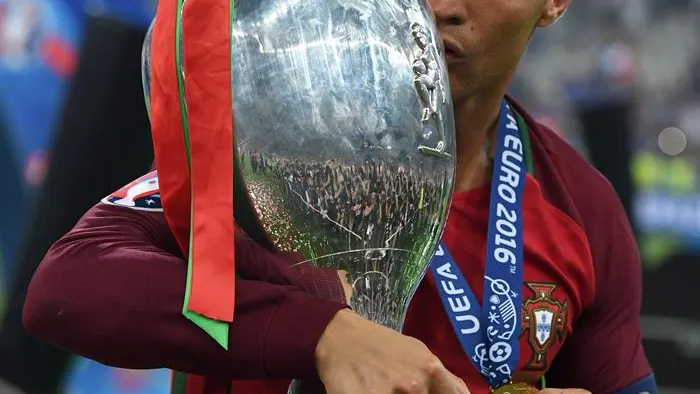 Cristiano Ronaldo celebra el triunfo de Portugal en la Eurocopa Cristiano Ronaldo celebra el triunfo de Portugal en la Eurocopa