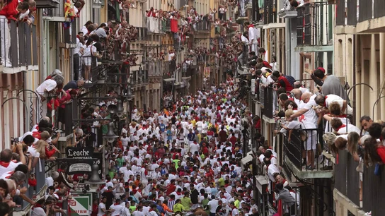 Los toros de Jandilla protagonizan una rápida y limpia carrera en el quinto encierro de San Fermín Los toros de Jandilla protagonizan una rápida y limpia carrera en el quinto encierro de San Fermín