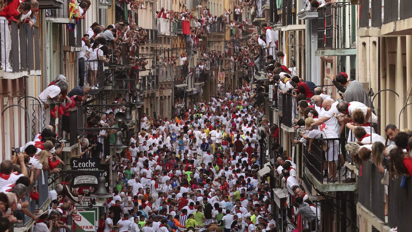 Los toros de Jandilla protagonizan una r&aacute;pida y limpia carrera en el quinto encierro de San Ferm&iacute;n