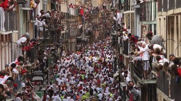 Los toros de Jandilla protagonizan una rápida y limpia carrera en el quinto encierro de San Fermín