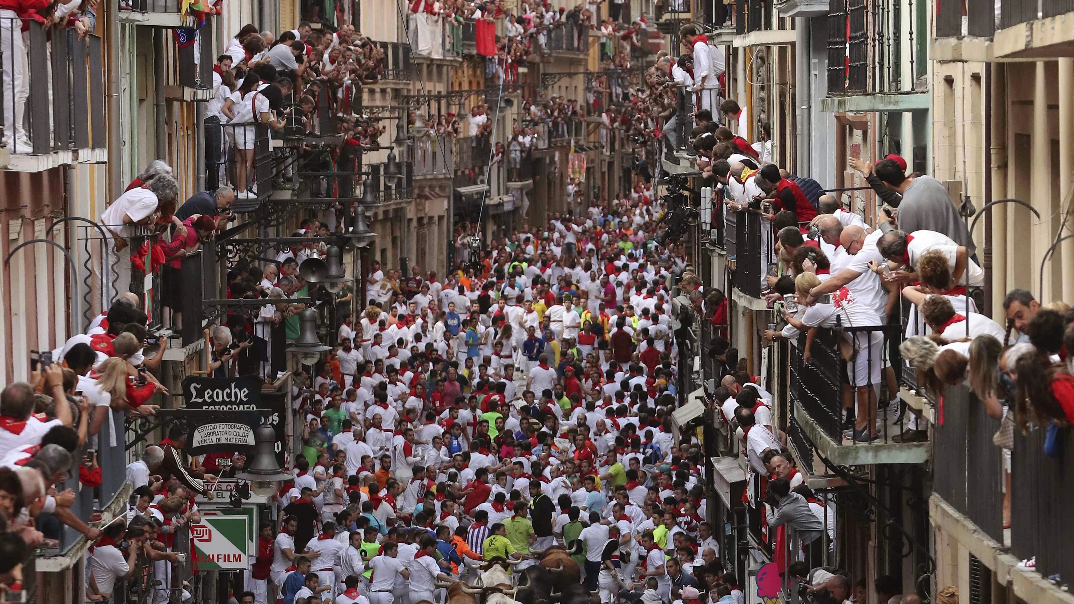 Los toros de Jandilla protagonizan una rápida y limpia carrera en el quinto encierro de San Fermín