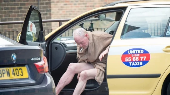 Paul Gascoigne se baja de un taxi con sólo una bata Paul Gascoigne se baja de un taxi con sólo una bata