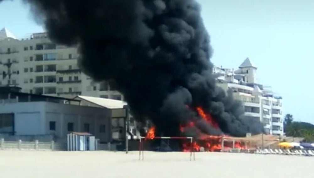 Un incendio calcina un chiringuito en una playa de Marbella