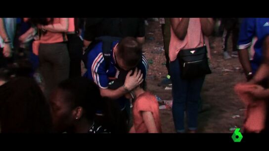 Un ni&ntilde;o portugu&eacute;s consuela a un aficionado franc&eacute;s tras la final de la Eurocopa