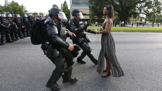 La imagen de una mujer negra frente a la Policía durantes la protestas en EEuU contra la violencia racial conmueve al mundo La imagen de una mujer negra frente a la Policía durantes la protestas en EEuU contra la violencia racial conmueve al mundo