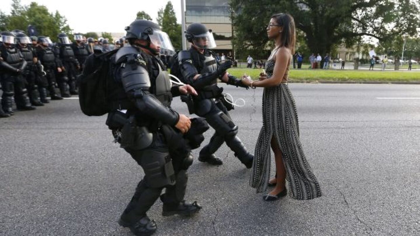 La imagen de una mujer negra frente a la Polic&iacute;a durantes la protestas en EEuU contra la violencia racial conmueve al mundo