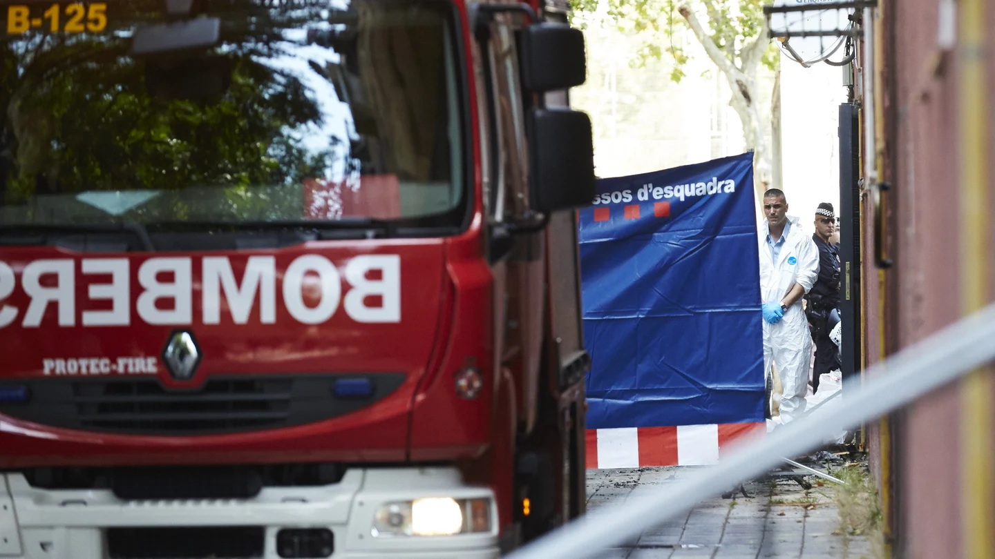 Imagen de archivo de un camión de bomberos en Barcelona Imagen de archivo de un camión de bomberos en un incendio en Barcelona