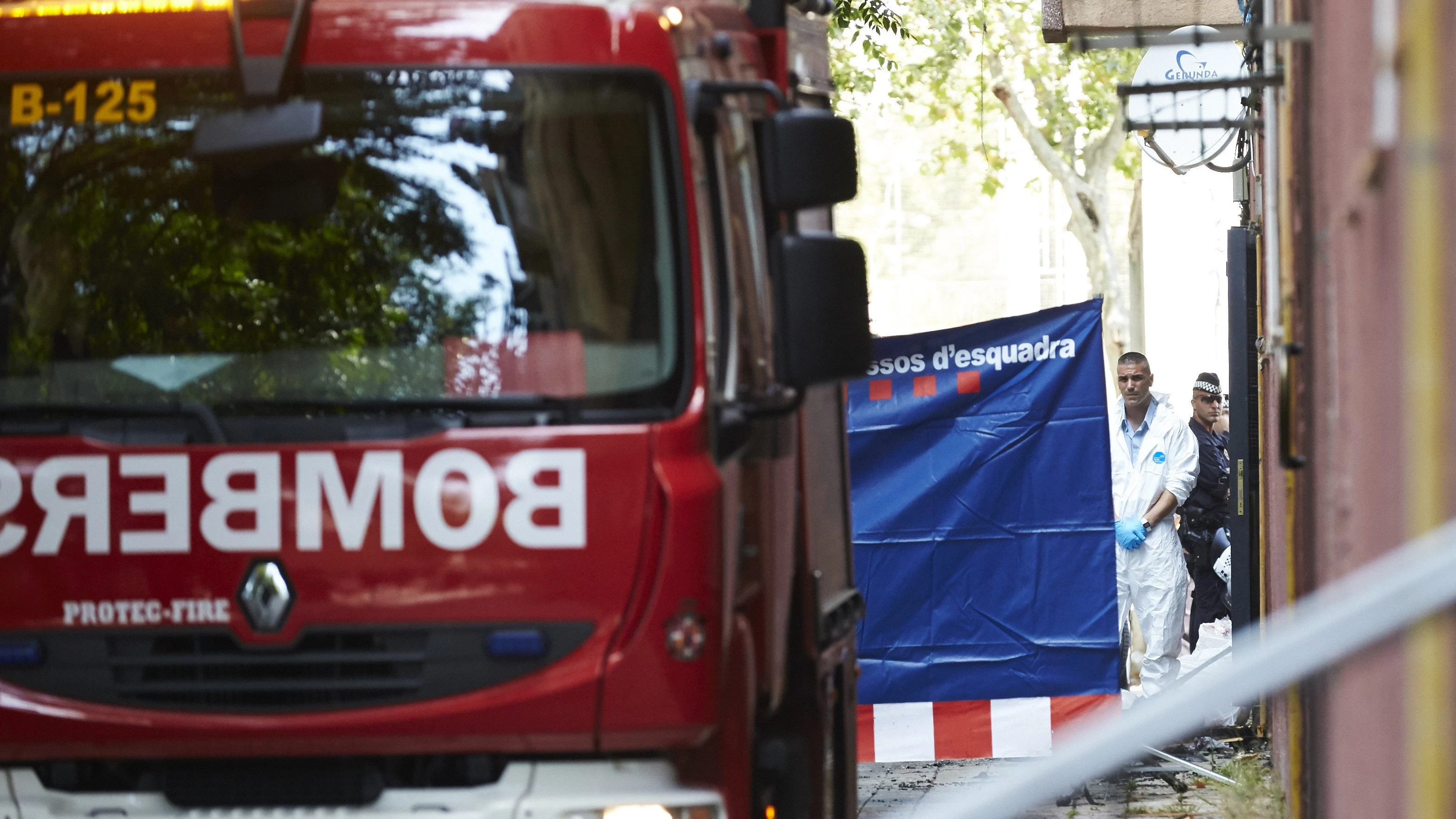 Imagen de archivo de un camión de bomberos en un incendio en Barcelona