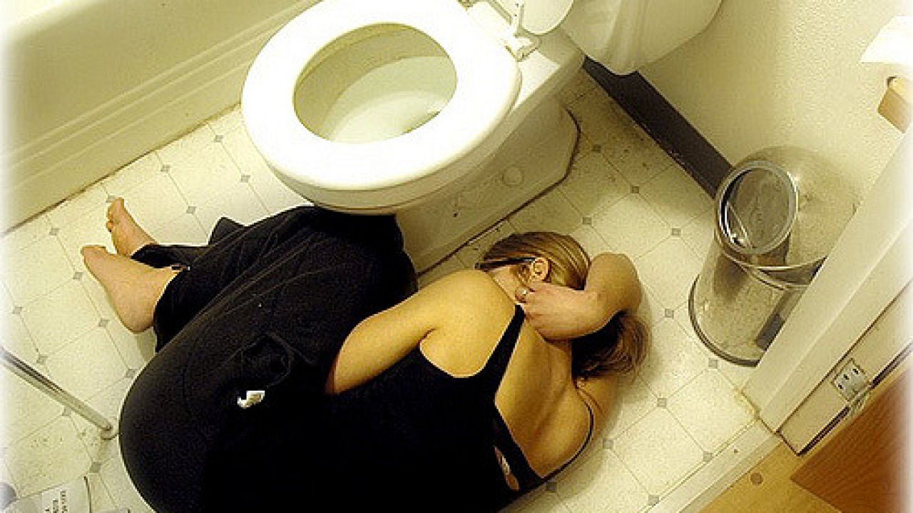 caca como agua y dolor de estómago
