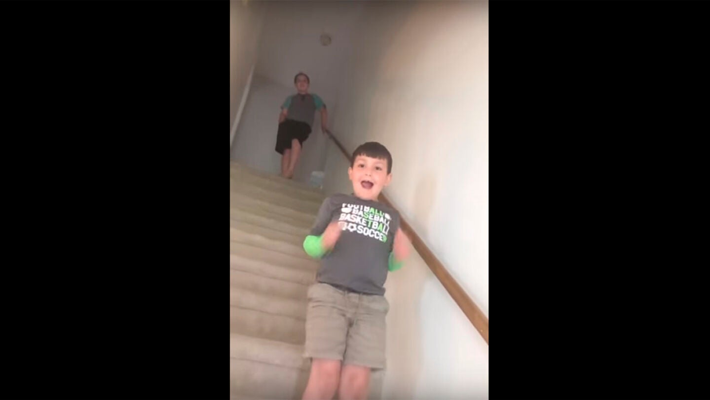 As&iacute; celebr&oacute; Ben Morris, de 7 a&ntilde;os, su victoria sobre el c&aacute;ncer