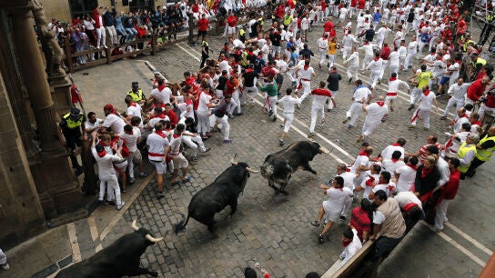 R&aacute;pido, noble y limpio encierro de los toros de Victoriano en los Sanfermines