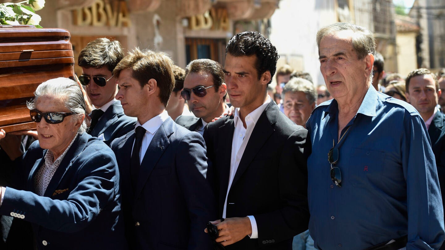 El torero Juli&aacute;n L&oacute;pez 'El Juli' en el entierro de V&iacute;ctor Barrio en Sep&uacute;lveda junto a otros diestros.