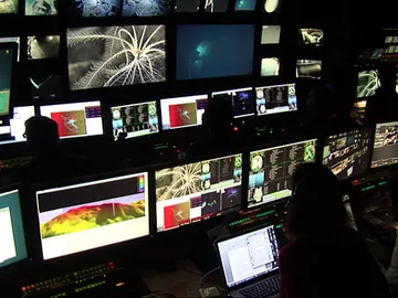 Este es el centro de control del barco Okeanos Explorer, de la NOAA. Este es el centro de control del barco Okeanos Explorer, de la NOAA.