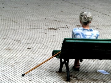 Una abuelita sentada en un banco