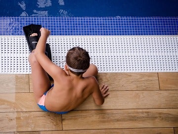 Niño en una piscina Niño en una piscina