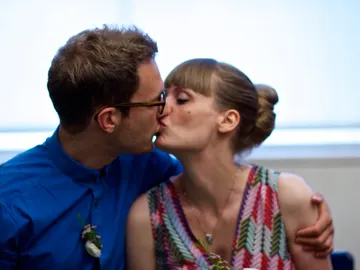 Una pareja se da un beso Una pareja se da un beso
