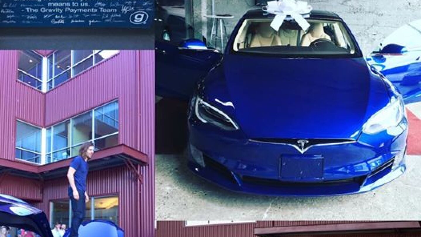 Los empleados del mejor jefe del mundo deciden regalarle un coche