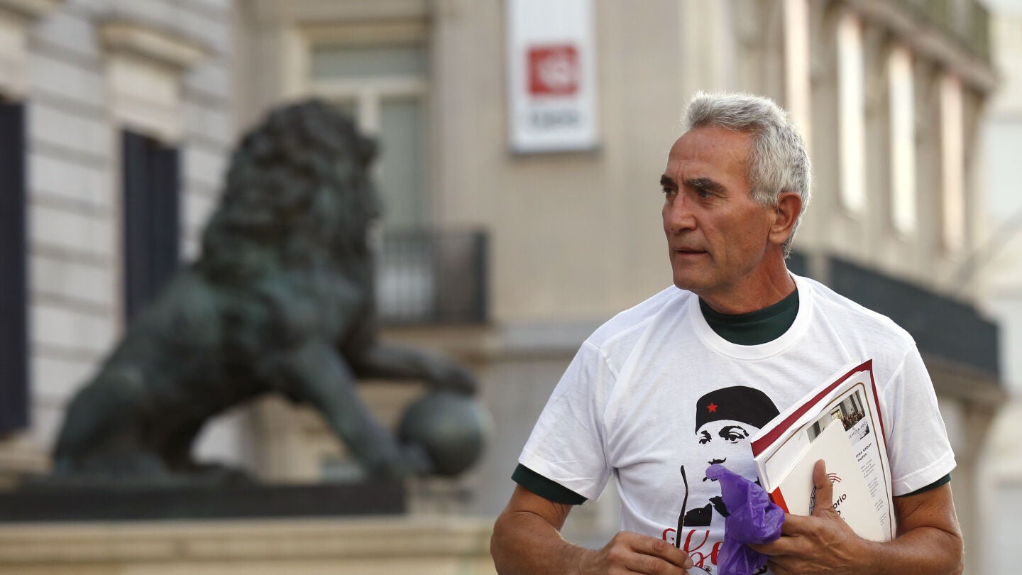  Diego Ca&ntilde;amero acude al Congreso con una camiseta de Andr&eacute;s B&oacute;dalo