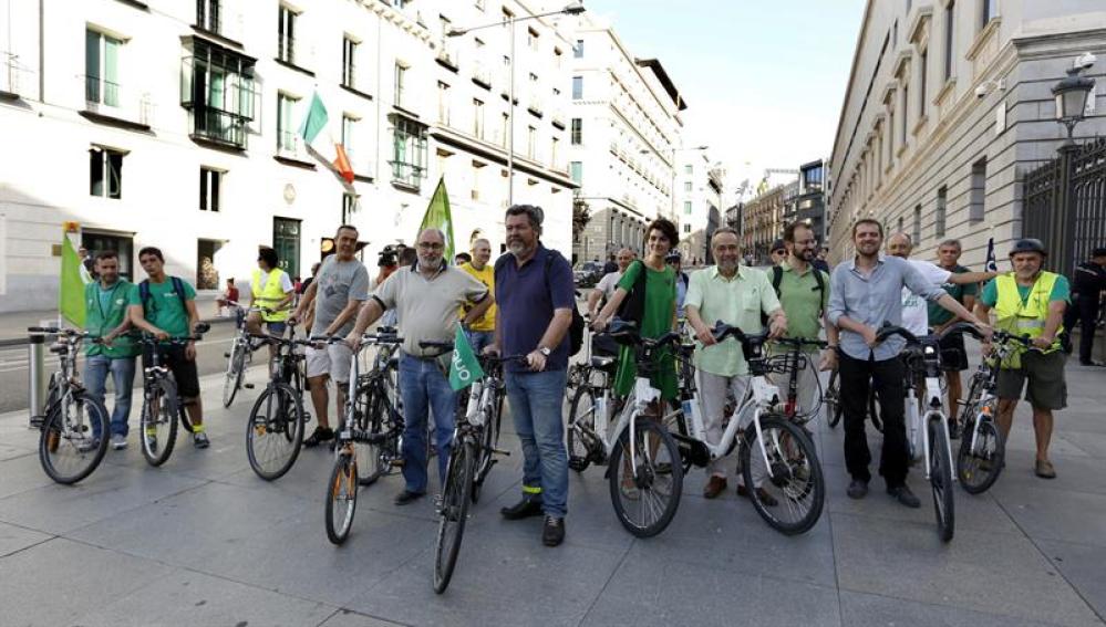 Los diputados de Equo llegan al Congreso en bicicleta