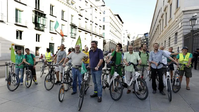 Los diputados de Equo llegan al Congreso en bicicleta