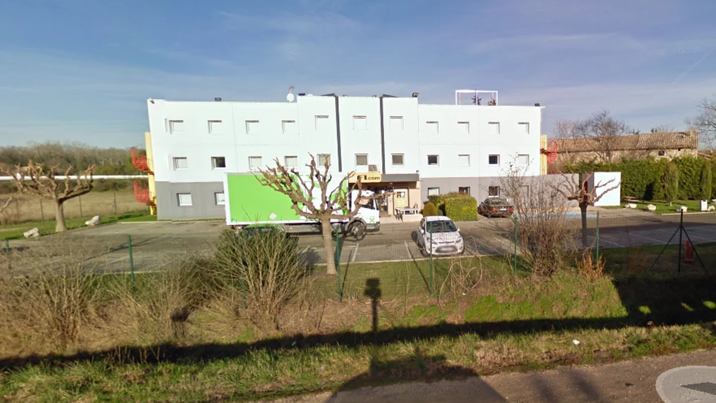 Fachada del hotel F1 en Bollene, Francia Fachada del hotel F1 en Bollene, Francia