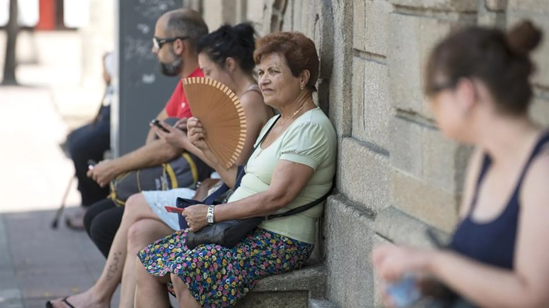 Una mujer en Ourense afronta la ola de calor.